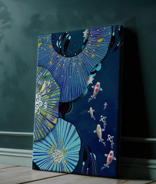 Scène sous-marine vibrante avec des carpes koï et un motif floral abstrait