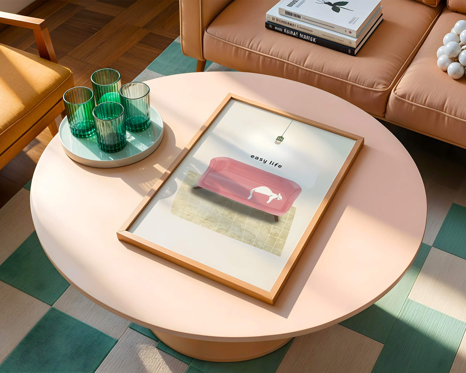 Interior minimalista con sofá rosa y gato blanco relajado