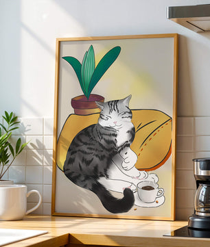 Entspannte Katze mit Kaffee und Pflanze auf gemütlichem Kissen