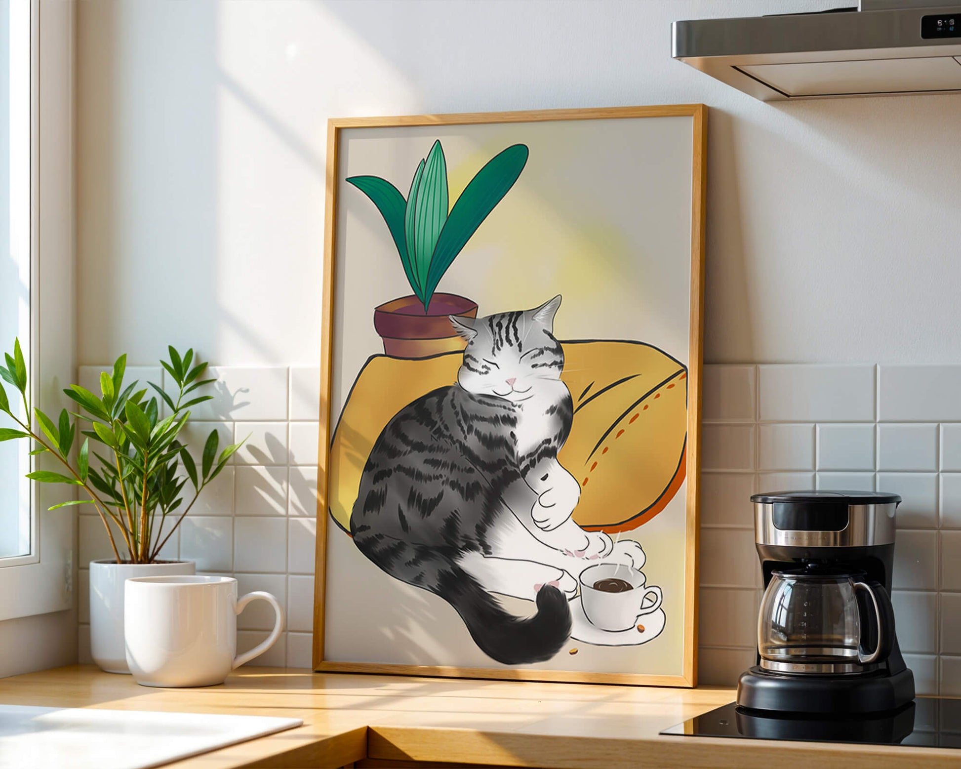 Entspannte Katze mit Kaffee und Pflanze auf gemütlichem Kissen