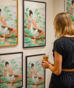 Femme élégante en tenue traditionnelle assise dans une barque parmi des fleurs de lotus