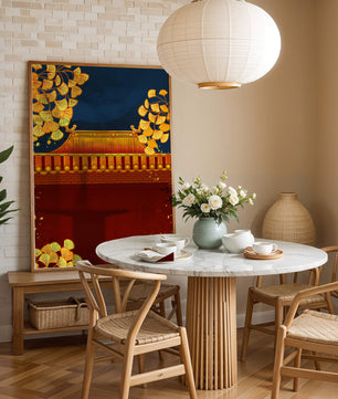 Traditionelles asiatisches Dach mit goldenem Laub auf dunklem Abendhimmel