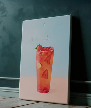 Refrescante bebida de fresa con rodajas flotantes sobre un fondo pastel