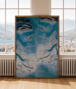 Pintura texturizada abstracta en azul y crema con patrones giratorios