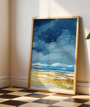 Meereslandschaft mit Vögeln in einer leuchtenden Blau- und Goldpalette