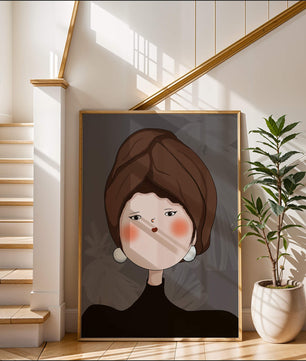 Retrato elegante de una mujer con un tocado único y rasgos expresivos