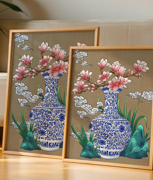Arreglo floral elegante en un jarrón de porcelana azul y blanco con magnolias