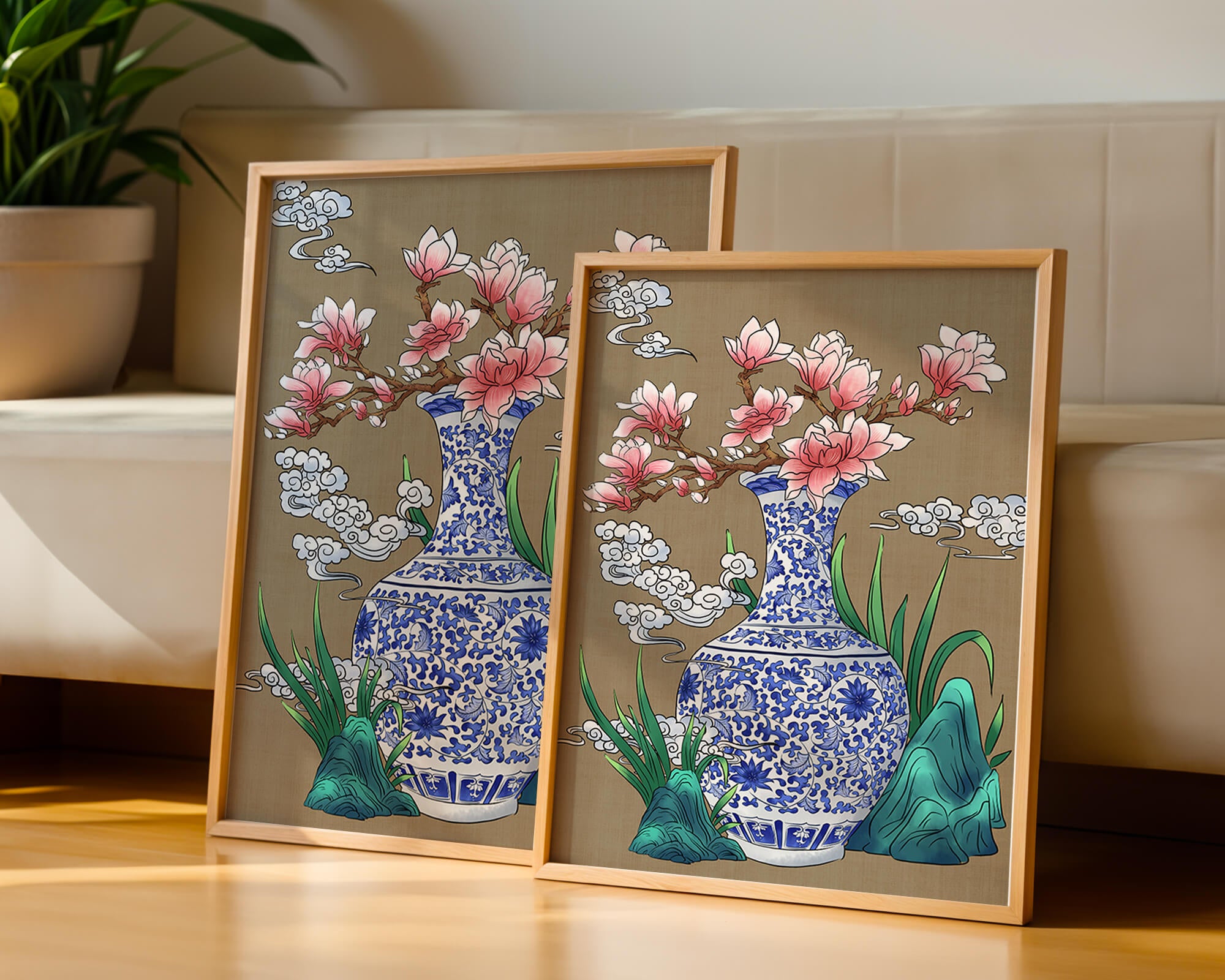 Elegante arreglo floral en jarrón de porcelana azul y blanca con magnolias.