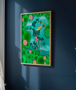 Étang à carpes koï vibrant avec des fleurs de lotus et des nénuphars verts
