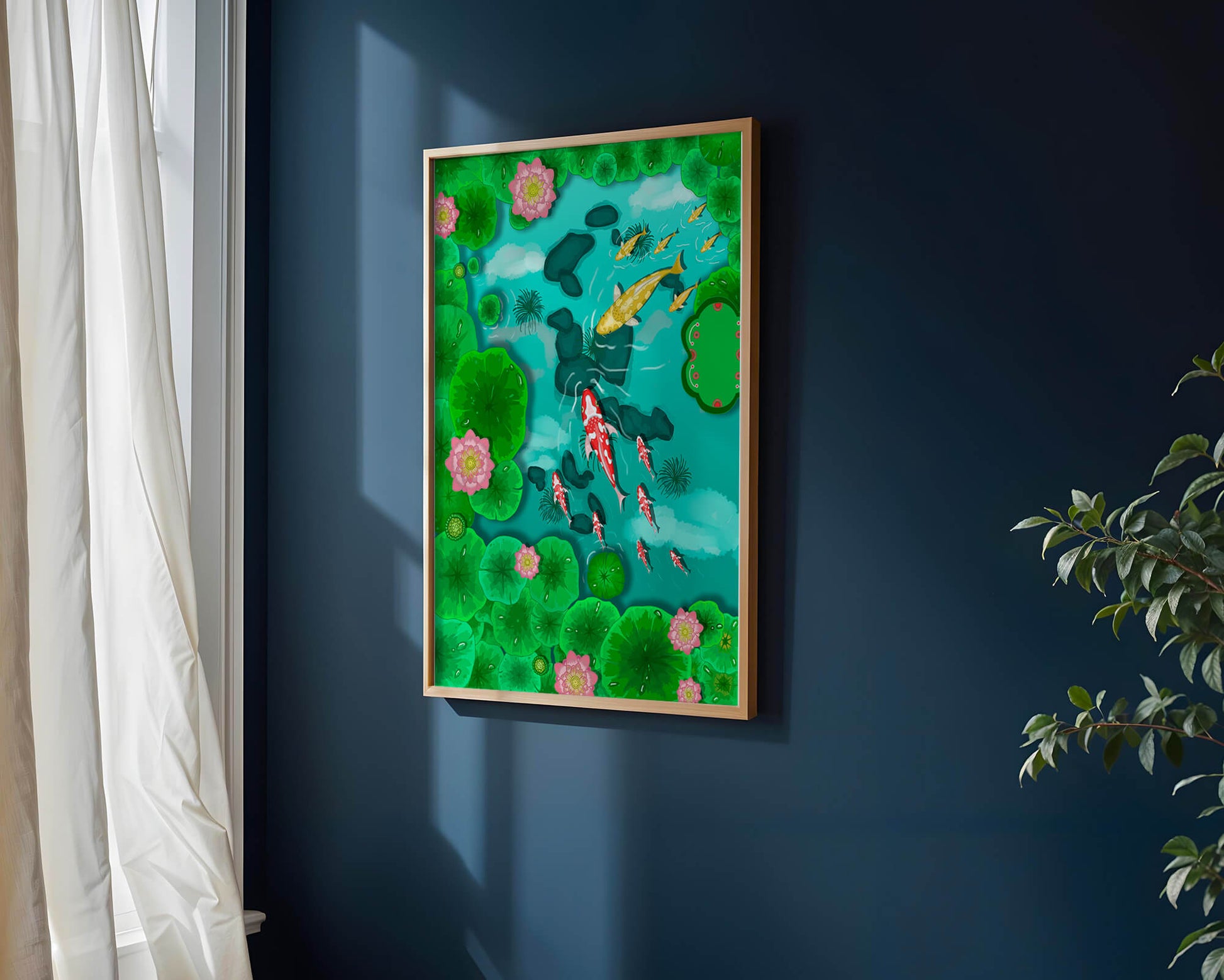Étang à carpes koï vibrant avec des fleurs de lotus et des nénuphars verts