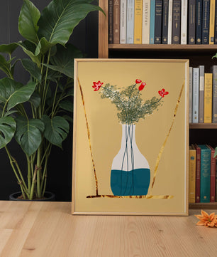 Vase avec des fleurs rouges et des accents dorés