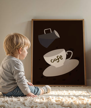 Taza de café minimalista con jarra vertiendo sobre fondo oscuro