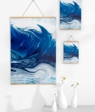 Pintura abstracta de ola oceánica azul y blanca con patrones giratorios