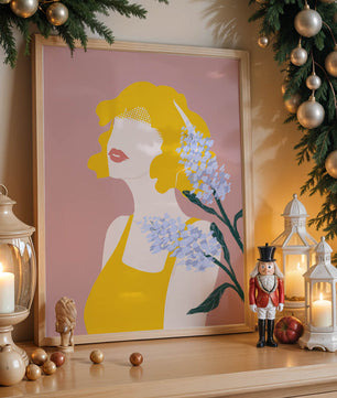 Retrato de una mujer con cabello amarillo y elementos florales sobre fondo rosa