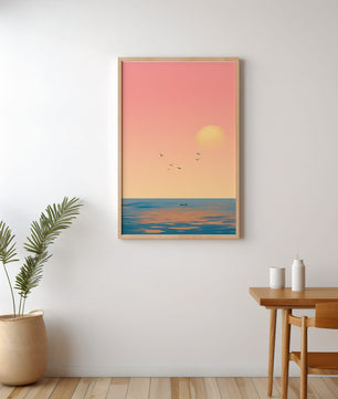 Tranquille coucher de soleil sur l'océan calme avec des oiseaux dans le ciel