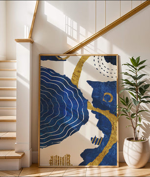 Diseño abstracto ondulado azul y dorado con patrones geométricos