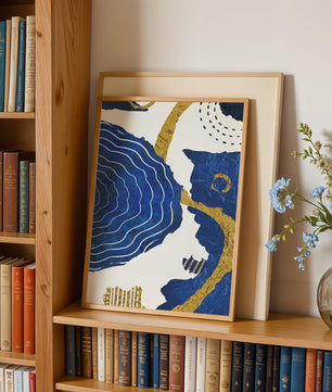 Diseño abstracto ondulado azul y dorado con patrones geométricos
