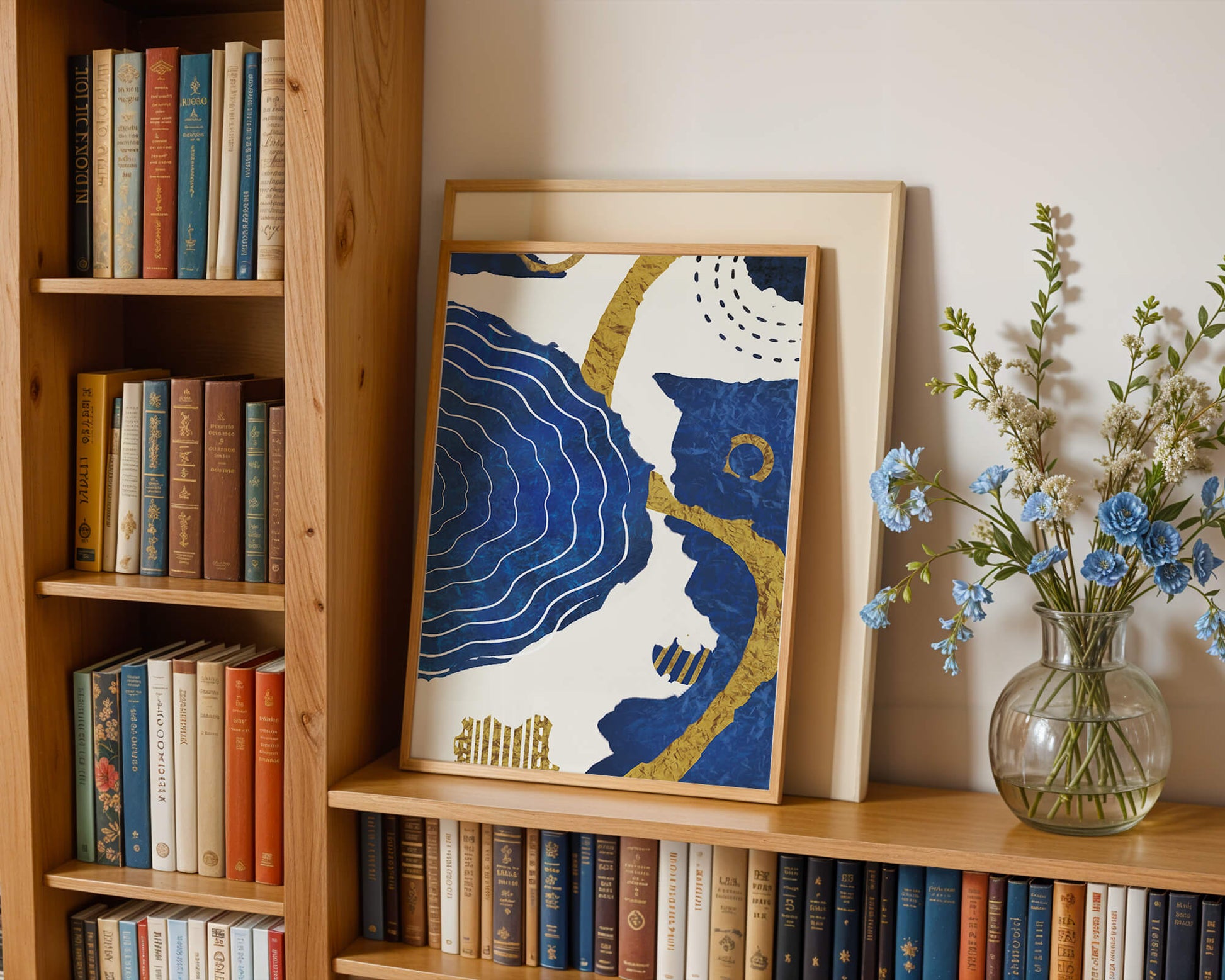 Diseño abstracto ondulado azul y dorado con patrones geométricos