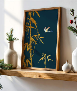 Goldener Bambus und Vogel vor tiefblauem Hintergrund