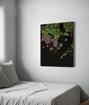 Uvas elegantes y mariposas sobre un fondo oscuro