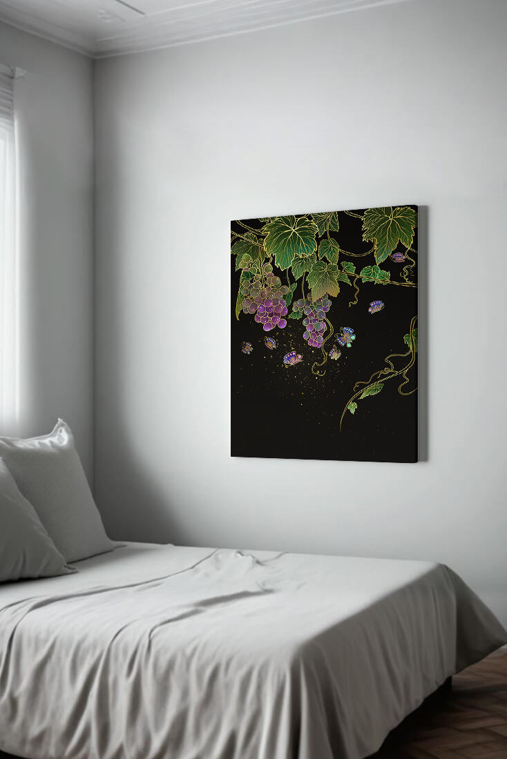 Uvas elegantes y mariposas sobre un fondo oscuro