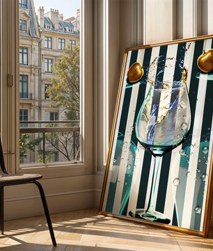 Elegante copa de champán con manzanas doradas y fondo a rayas