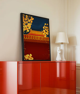 Traditionelles asiatisches Dach mit goldenem Laub auf dunklem Abendhimmel