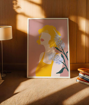 Retrato de una mujer con cabello amarillo y elementos florales sobre fondo rosa