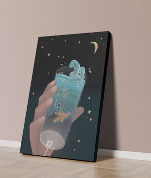 Escena abstracta del cielo nocturno con una mano sosteniendo un vaso de agua agitada.
