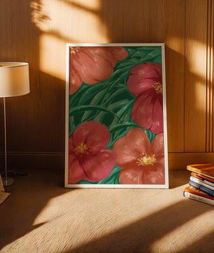 Lebendige Blumenkomposition mit roten und orangefarbenen Blüten auf grünem Laub