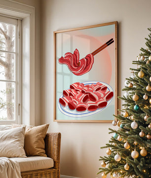 Deliciosas lonchas de carne cruda en un plato con palillos al fondo