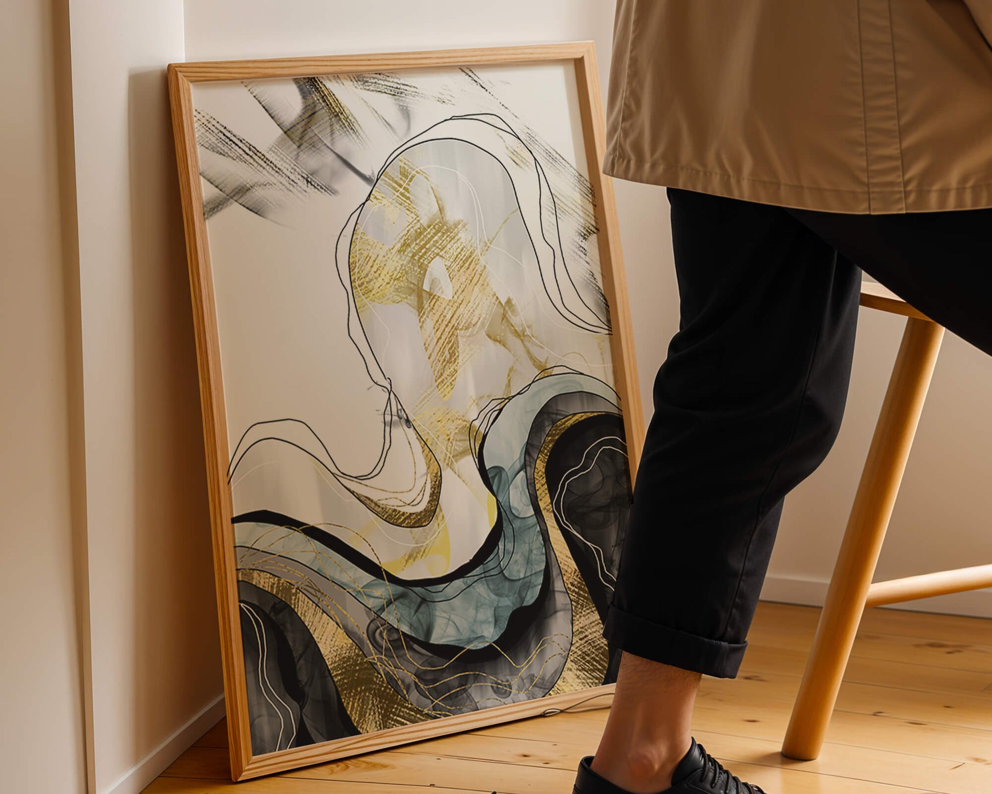Arte abstracto con líneas fluidas y detalles dorados