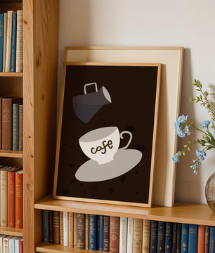 Taza de café minimalista con jarra vertiendo sobre fondo oscuro