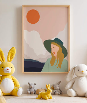 Abstrakte Illustration einer Frau mit Hut vor einer Kulisse aus Sonne und Bergen