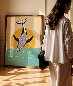 Ilustración de una ballena saltando sobre las olas con un fondo de sol