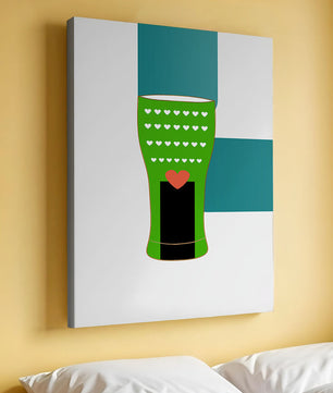 Jarrón verde con patrón de corazón y diseño minimalista