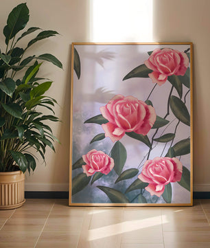 Hermosas rosas rosadas con exuberantes hojas verdes sobre un fondo suave