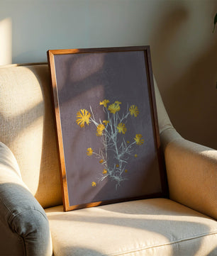 Gelbe Blumen vor einem strukturierten violetten Hintergrund