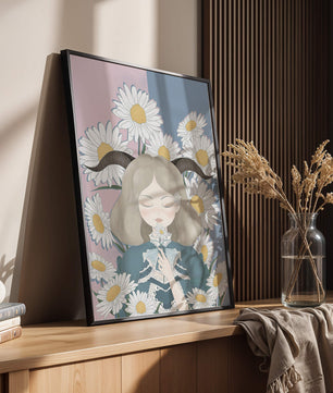 Ilustración de una niña con margaritas y cuernos sobre un fondo pastel