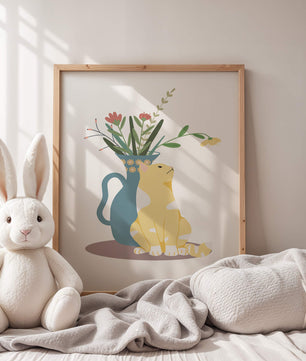 Ilustración de un gato sentado junto a un jarrón floral