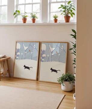 Paysage enneigé illustré avec un chat noir joueur et un oiseau dans un décor hivernal