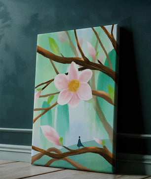 Obra floral serena con una gran flor rosa en las ramas de un árbol