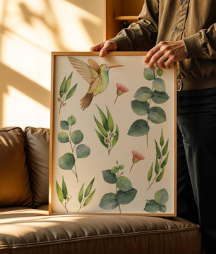 Illustration d'un colibri à l'aquarelle et de feuilles d'eucalyptus