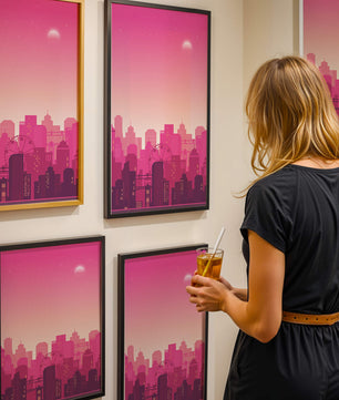 Skyline urbano al anochecer con degradado rosa y noria