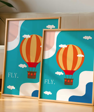 Bunte Heißluftballon-Illustration mit Wolken und abstrakten Formen