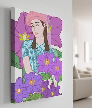 Jeune femme au béret rose avec illustration de fleurs violettes