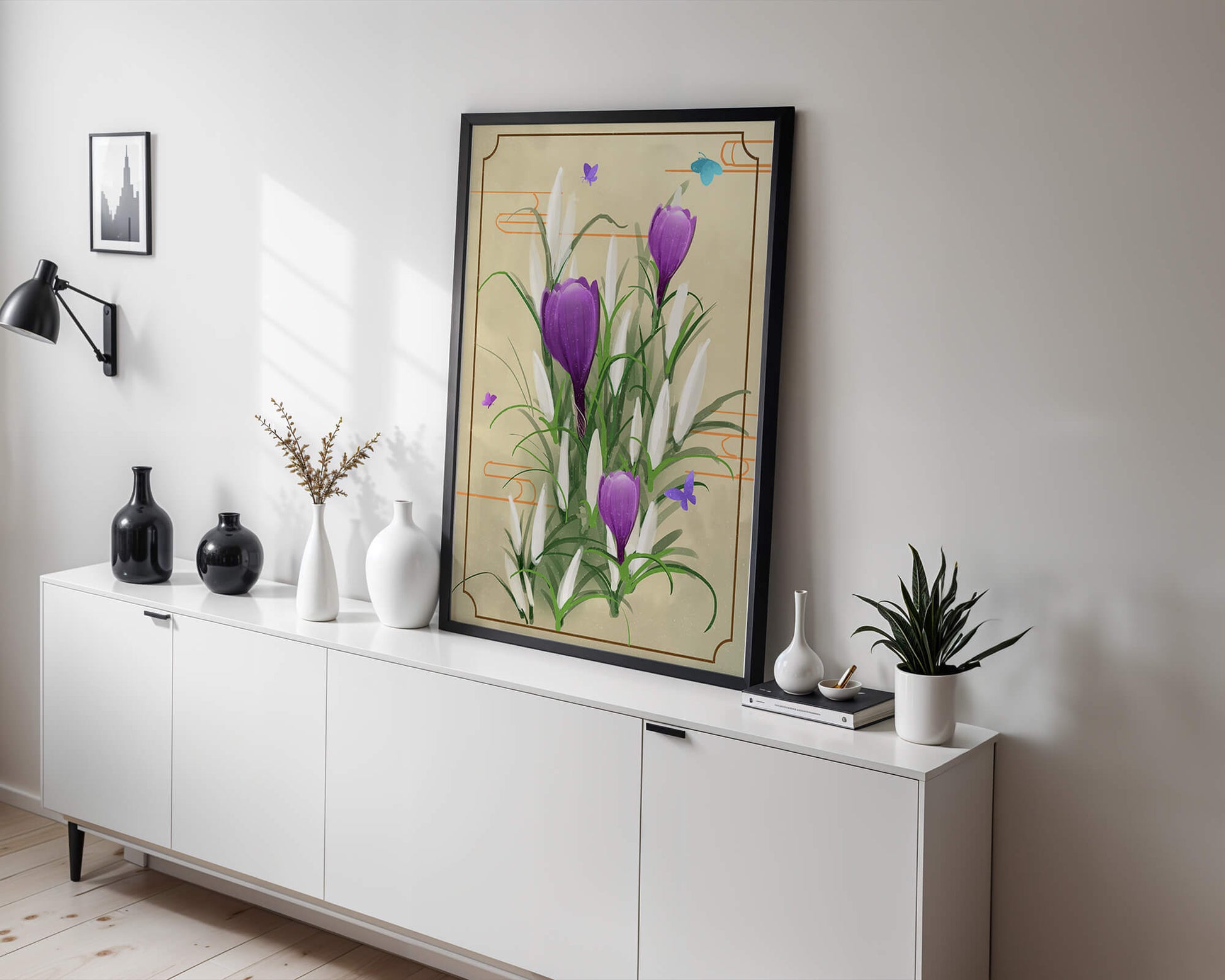 Elegantes flores de azafrán con mariposas en un marco delicado