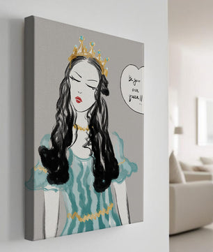 Femme élégante en robe turquoise avec une couronne dorée