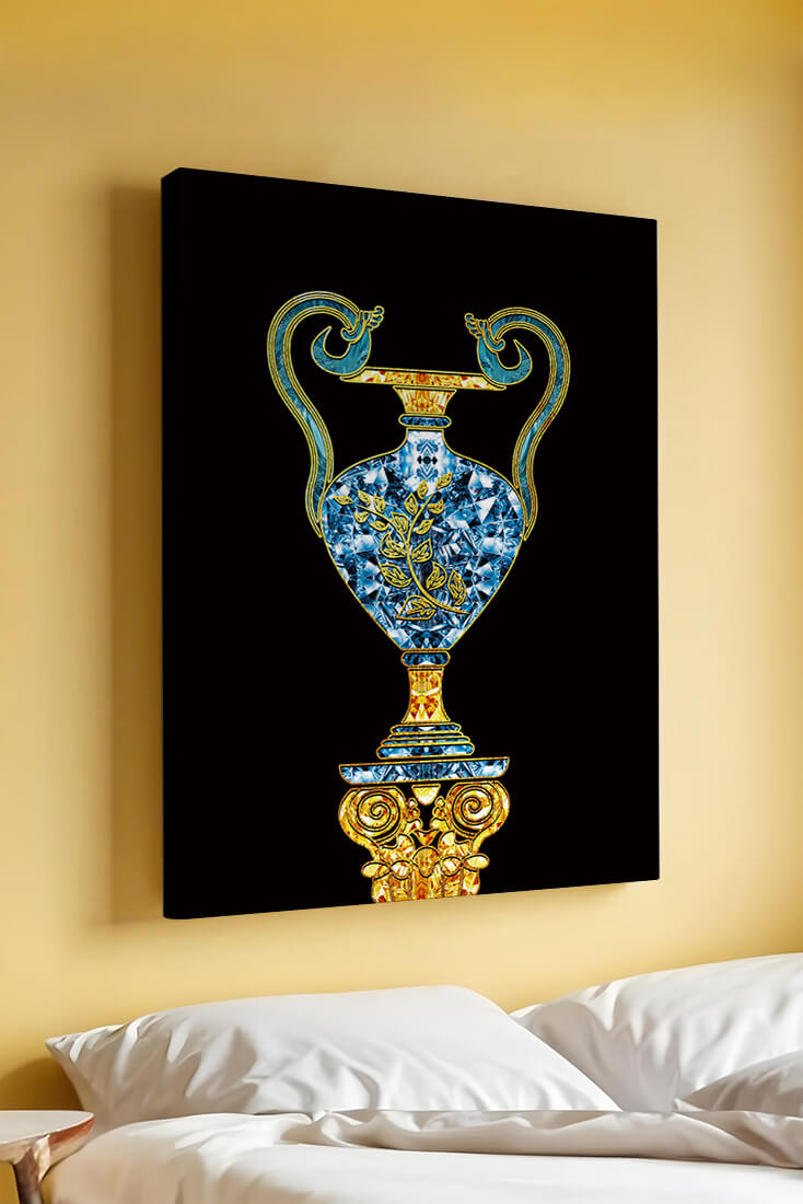 Elegante jarrón con incrustaciones de joyas y detalles dorados y azules sobre fondo negro