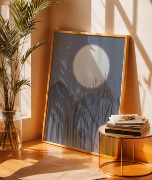 Ruhige Nachtlandschaft mit Vollmond und kahlen Bäumen